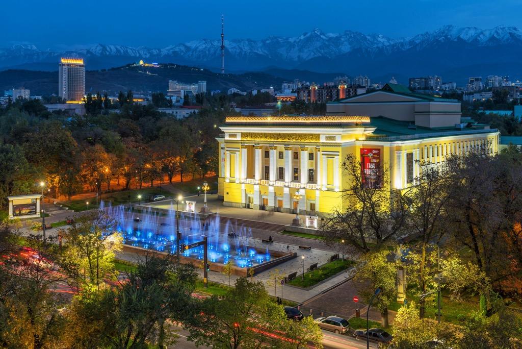Казахский национальный театр оперы и балета имени Абая, Алматы. Фото: Kalpak Travel, Wikimedia Commons.