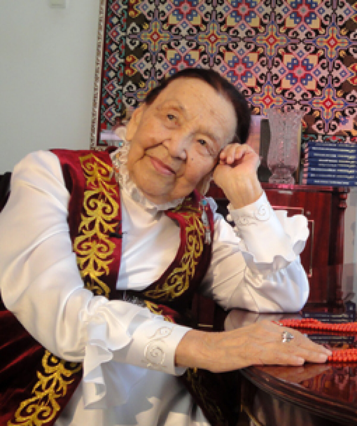100 жастағы актриса Хабиба Елебековамен сырласу (Видео) - adebiportal.kz