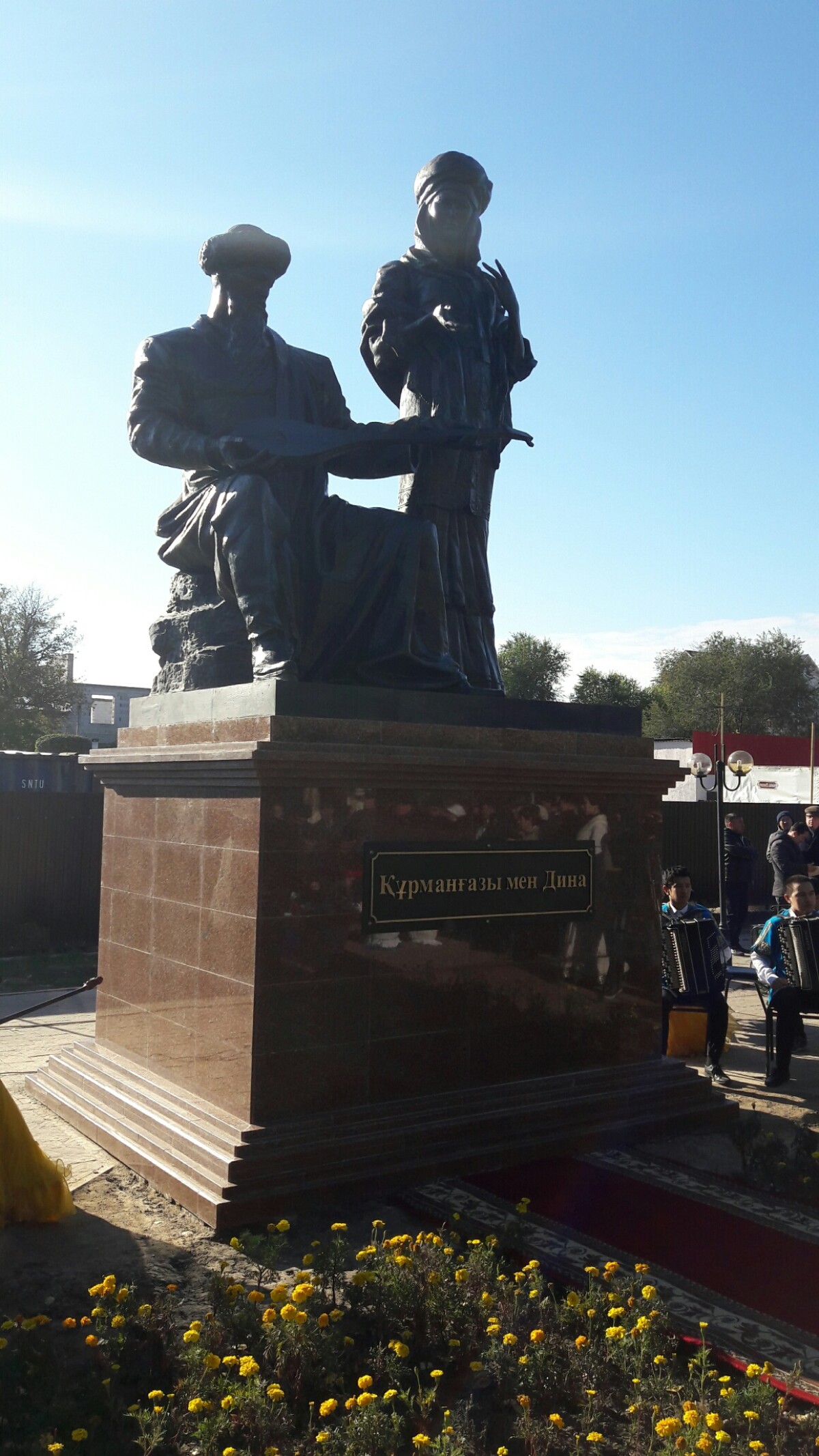 Памятник Курмангазы и Дины Нурпеисовой открыли в Уральске - adebiportal.kz