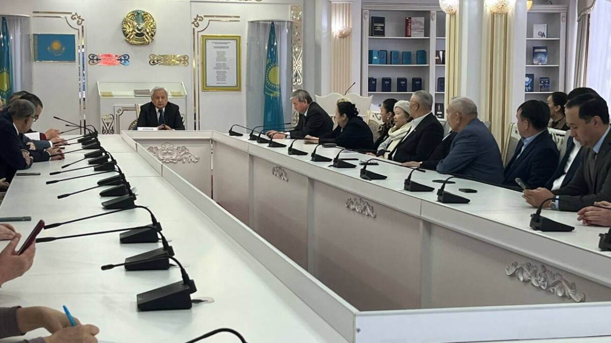 Астанада қаламгерлер Конституция жобасын талқылады - adebiportal.kz