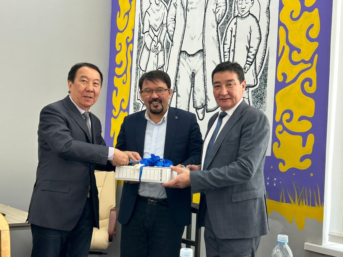 Жазушы Ұларбек Нұрғалым құжаттарын архивке табыстады - adebiportal.kz