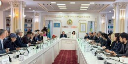 Тұсаукесер:  Абай  туындыларын жеті тілде сөйлеткен кітап