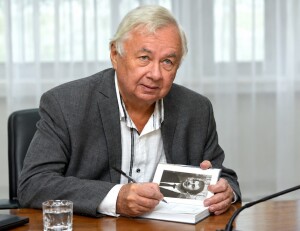Народный писатель Казахстана награжден орденом «Барыс» I степени