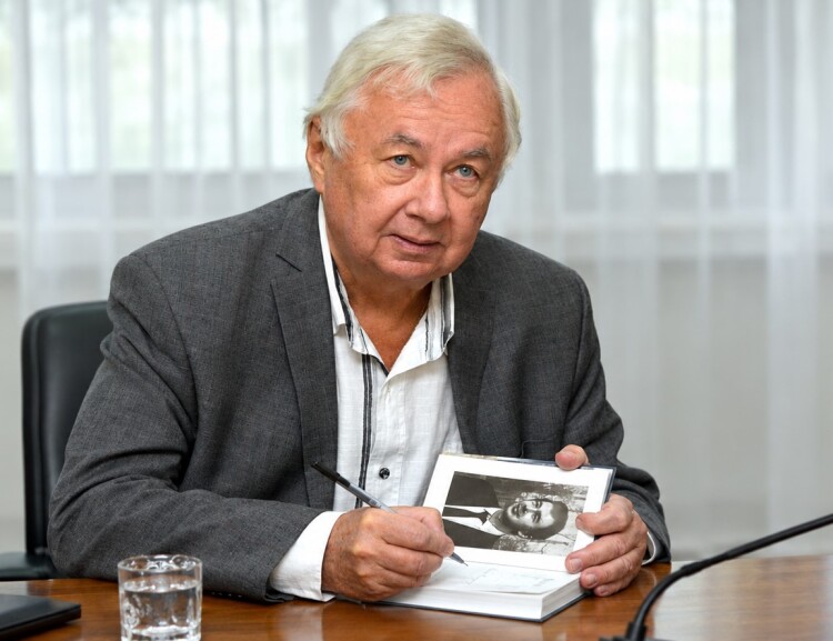 Народный писатель Казахстана награжден орденом «Барыс» I степени