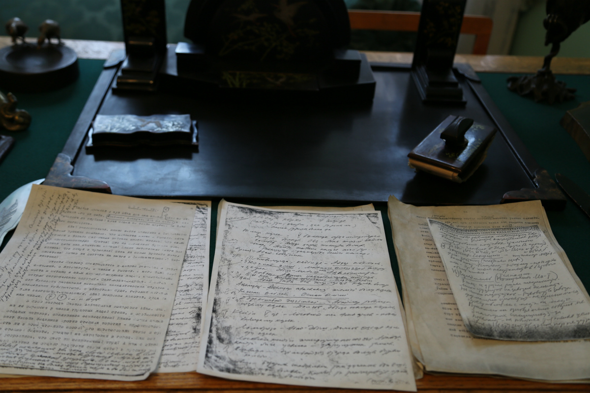 Павлодарцы смогут рассмотреть рукописи автора известного романа