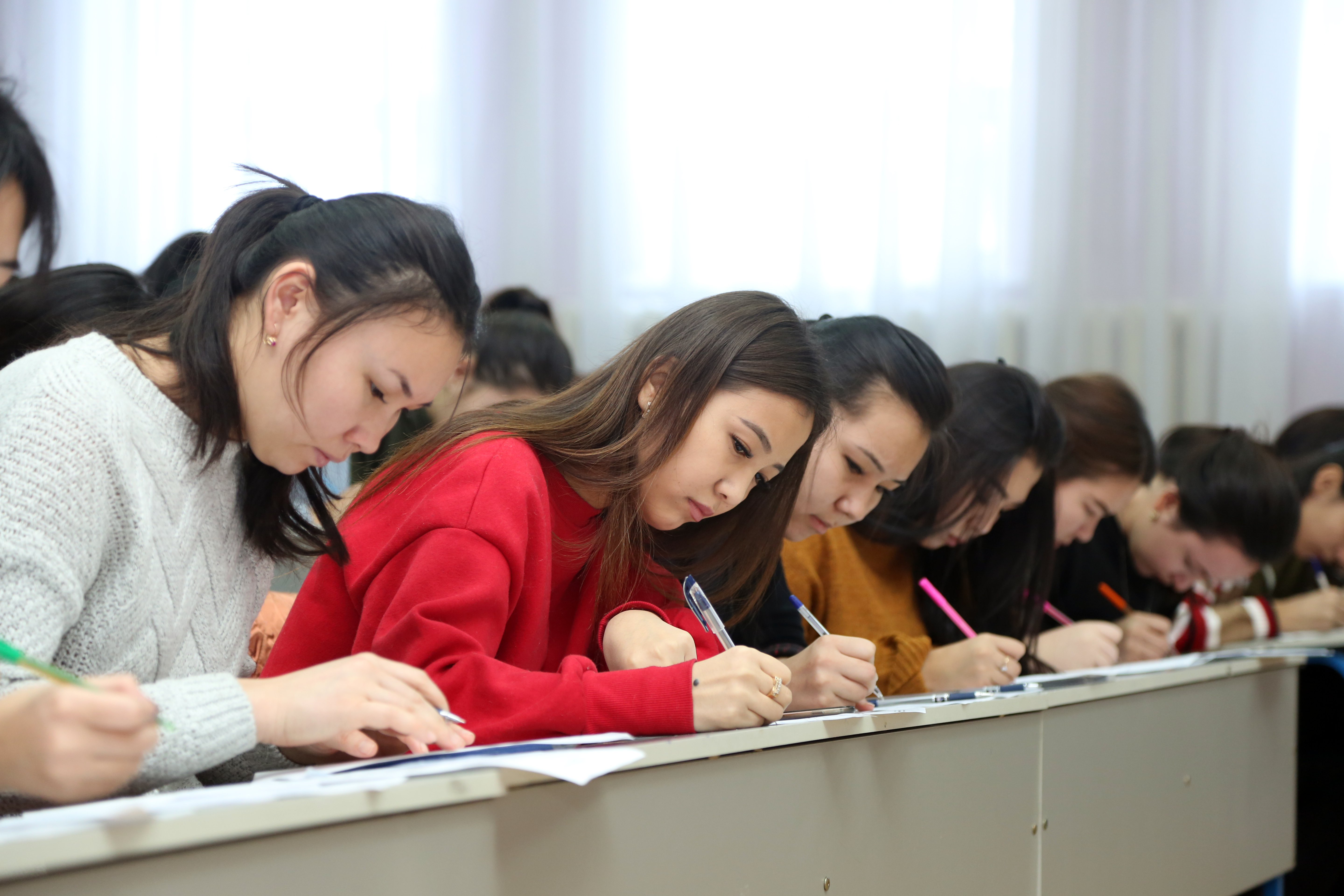 Білім министрлігінің. Казахские студенты. Студенты Казахстана в университете. Абитуриент Казахстан. Казашки студентки.